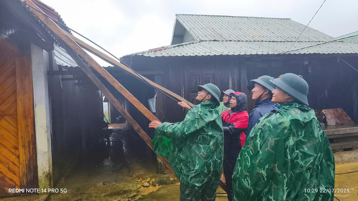 Chằng chống lại nhà cửa để phòng thời tiết phức tạp hơn. Ảnh: Nguyễn Dương
