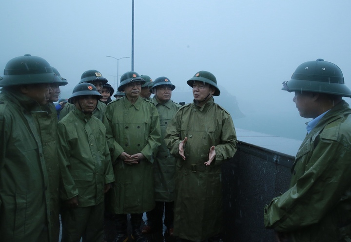 Phó Thủ tướng Trần Hồng Hà nhấn mạnh vai trò đặc biệt quan trọng của hồ Cửa Đạt đối với an toàn hạ du. Ảnh: VGP/Minh Khôi