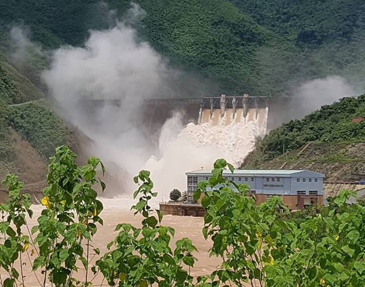 Nhiều nhà máy thủy điện ở miền Tây Nghệ An thông báo xả nước nhằm đảm bảo an toàn công trình và ứng phó với bão Wipha. Ảnh: Phan Kiên
