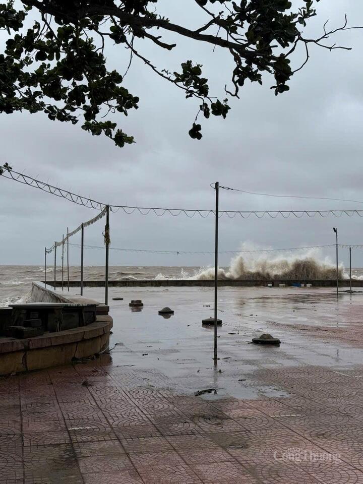 Sóng lớn tại khu 1 bãi biển Đồ Sơn, TP. Hải Phòng.