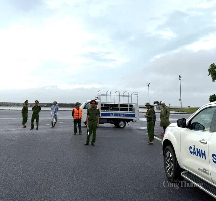 Lực lượng chức năng phường Đồ Sơn, TP. Hải Phòng trực bão 24/24 giờ, đồng thời ngăn chặn người dân, khách du lịch không được ra khu vực bãi biển nguy hiểm