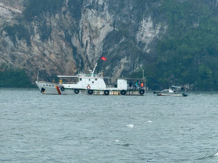 Ngày 22/7, công tác tìm kiếm các nạn nhân còn lại bị lật tàu trên vịnh Hạ Long vẫn được khẩn trương dù trời mưa bão