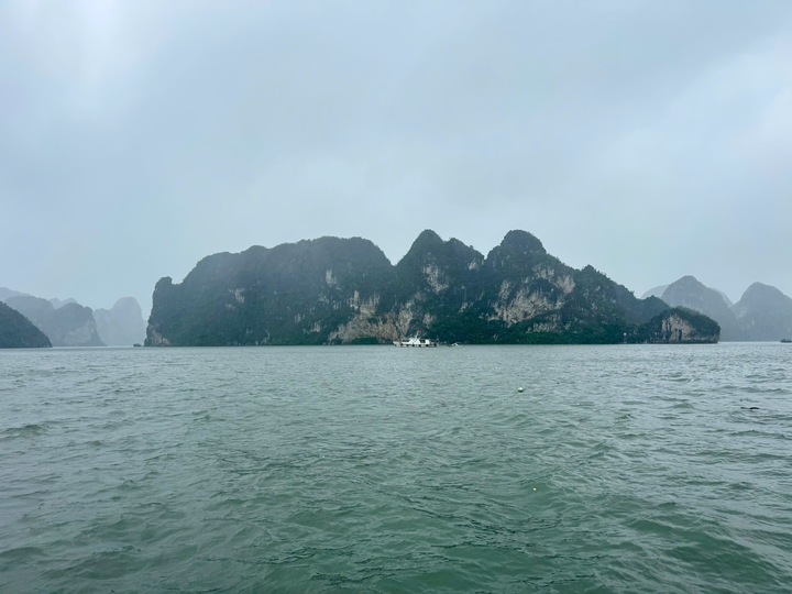 Lực lượng chức năng tỉnh Quảng Ninh vẫn nỗ lực tìm kiếm những nạn nhân mất tích trong vụ lật tàu du lịch chiều 19/7