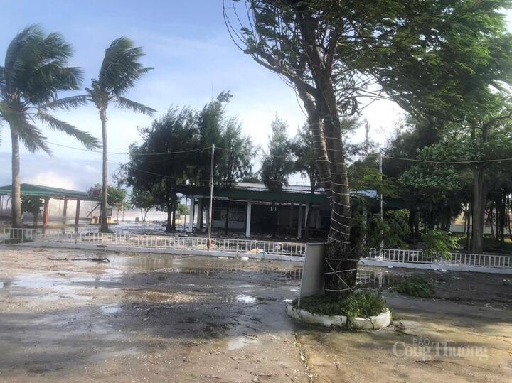 Đến thời điểm 18 giờ ngày 22/7 tại khu bãi biển Đồ Sơn, TP. Hải Phòng gió giật rất mạnh