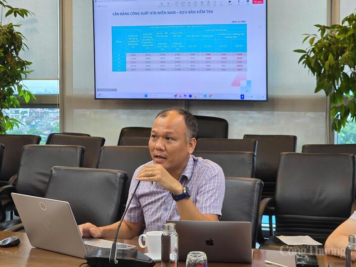 Ông Phạm Quỳnh - Trưởng phòng Phương thức - báo cáo tại cuộc hop