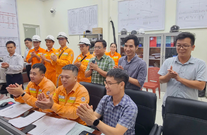Đại diện NPMB cùng các đơn vị liên quan chứng kiến thời khắc đóng điện Dự án Trạm biến áp 500kV Vĩnh Yên và đường dây đấu nối