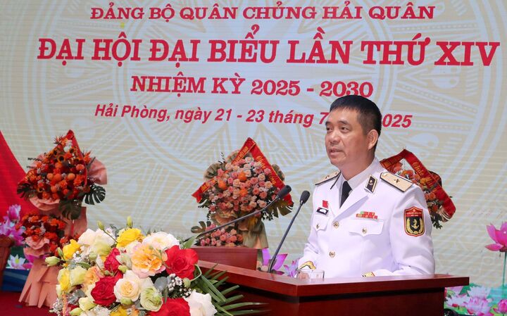 Thiếu tướng Nguyễn An Phong, Bí thư Đảng uỷ Quân chủng Hải quân trình bày dự thảo Báo cáo chính trị tại Đại hội Đảng bộ Quân chủng lần thứ XIV. Ảnh: HQ