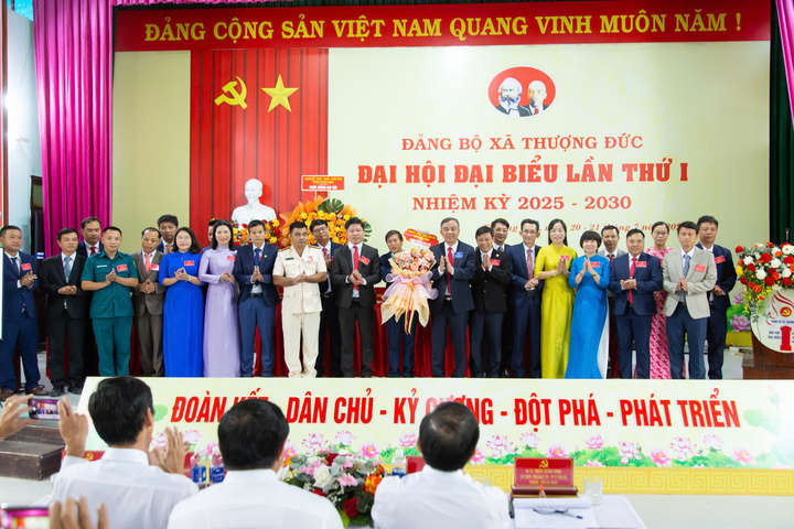 Đại hội cũng đã công bố Ban Chấp hành Đảng bộ xã Thượng Đức gồm 24 đồng chí, Ban Thường vụ 9 đồng chí, do đồng chí Đặng Văn Kỳ giữ chức vụ Bí thư Đảng ủy. Ảnh: Bình An