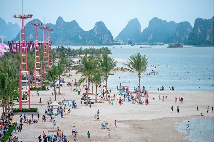 Bãi tắm Phương Đông Vân Đồn bên vịnh Bái Tử Long Ảnh: Tuấn Ngọc