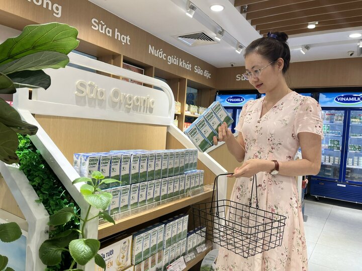 Vinamilk - doanh nghiệp xuyên suốt 16 năm duy trì vị thế Thương hiệu quốc gia Việt Nam và góp phần trên trường quốc tế khi xếp thứ 6 thương hiệu sữa giá trị nhất toàn cầu và là thương hiệu thực phẩm giá trị nhất ASEAN