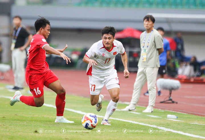 U23 Việt Nam thể hiện sự vượt trội về kỹ thuật, chiến thuật trước U23 Lào ở trận ra quân. Ảnh: VFF