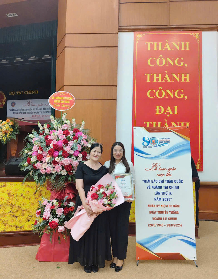 Hai tác giả Nguyễn Hòa, Ngọc Lan của Báo Công Thương đạt giải C, với tác phẩm: “Đội ngũ doanh nhân, doanh nghiệp đóng góp tích cực vào tăng trưởng kinh tế” đăng trên Báo Công Thương