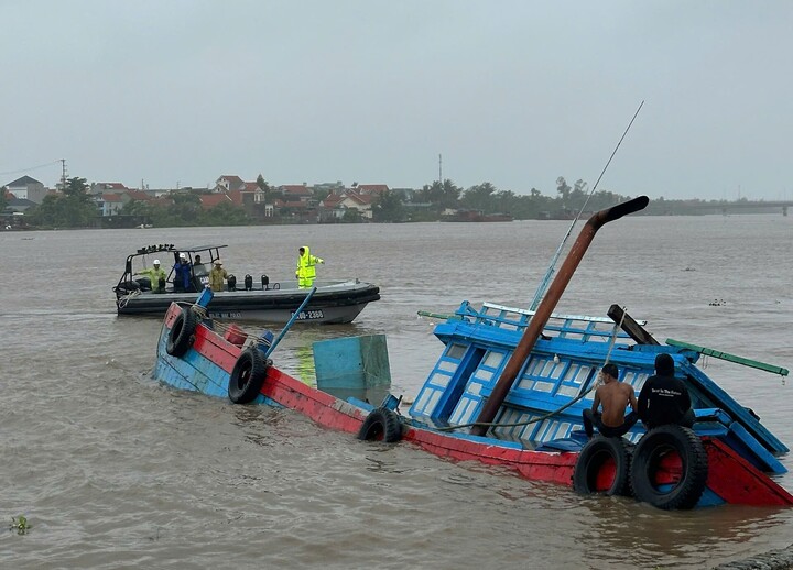 Thủy đoàn 1 cứu tàu cá bị lật giữa bão Wipha tại Quảng Ninh. Ảnh: Cục Cảnh sát giao thông
