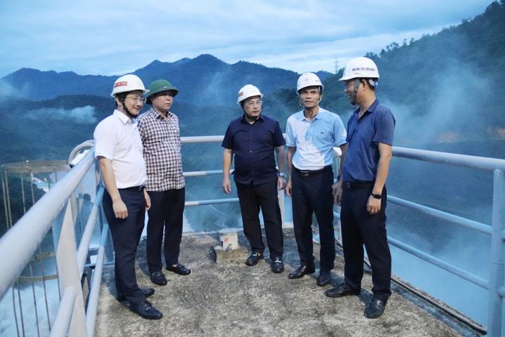Đoàn kiểm tra công tác đảm bảo an toàn đập, hồ chứa thuỷ điện, phòng chống thiên tai, tìm kiếm cứu nạn của Bộ Công Thương làm việc tại Nhà máy Thủy điện Bản Vẽ. Ảnh: Thanh Tuấn