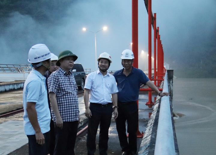 Tại buổi làm việc Đoàn kiểm tra đã kiểm tra công tác đảm bảo an toàn đập, hồ chứa thuỷ điện, phòng chống thiên tai, tìm kiếm cứu nạn tại Nhà máy Thủy điện Bản Vẽ. Ảnh: Thanh Tuấn