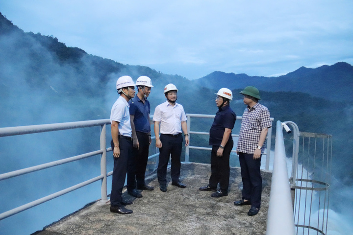 Tham gia Đoàn kiểm tra có: Lãnh đạo Cục Kỹ thuật an toàn và Môi trường công nghiệp (Trưởng đoàn); Lãnh đạo Cục Điện lực; đại diện EVN; đại diện NSMO... Ảnh: Thanh Tuấn