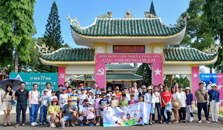 Con em CBCNV PV GAS SE tham quan Địa đạo Long Phước (Ảnh: PV GAS)