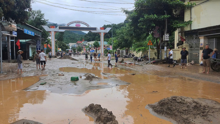 Nhiều tuyến đường giao thông tại xã Mường Xén ngập bùn đất sau khi trận lũ tàn phá