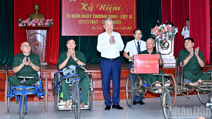 Tổng Bí thư Tô Lâm thăm thương bệnh binh và cán bộ, nhân viên Trung tâm Điều dưỡng thương binh Thuận Thành chiều 15/7/2025. Ảnh: Đăng Khoa/Nhân Dân