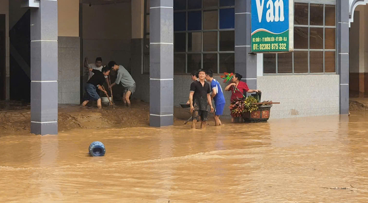 Nhiều tuyến đường giao thông vẫn đang bị chia cắt bởi nước lũ và bùn non