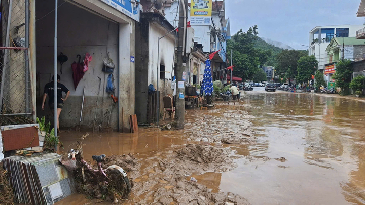 Lũ rút để lại cảnh tượng hoang tàn với hàng trăm khối bùn đất, nhiều tài sản của người dân hư hỏng, giao thông ách tắc, rác chất cao như núi.
