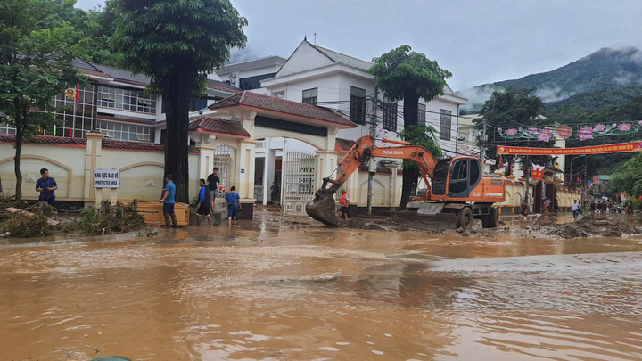 Người dân khắc phục hậu quả khi lũ đi qua. Ảnh: Địa phương cung cấp