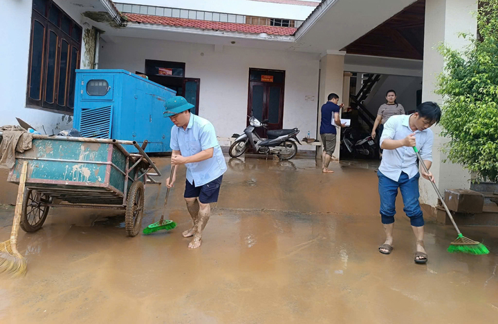 Nhiều trụ sở làm việc chịu ảnh hưởng nặng nề do trận lũ gây nên, các cán bộ địa phương dọn dẹp trụ sở để sớm hoạt động trở lại