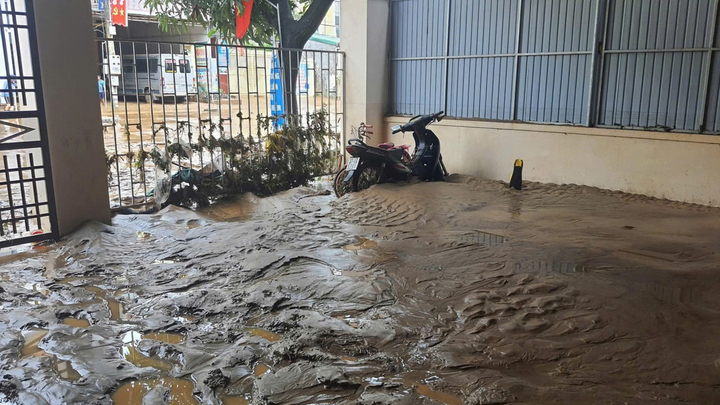 Một số nhà dân bị bùn đất ngập sâu đến nửa mét