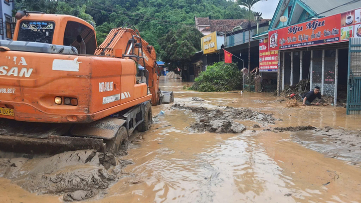 Máy móc và nhân lực được huy động đến hỗ trợ người dân dọn dẹp hậu quả thiên tai