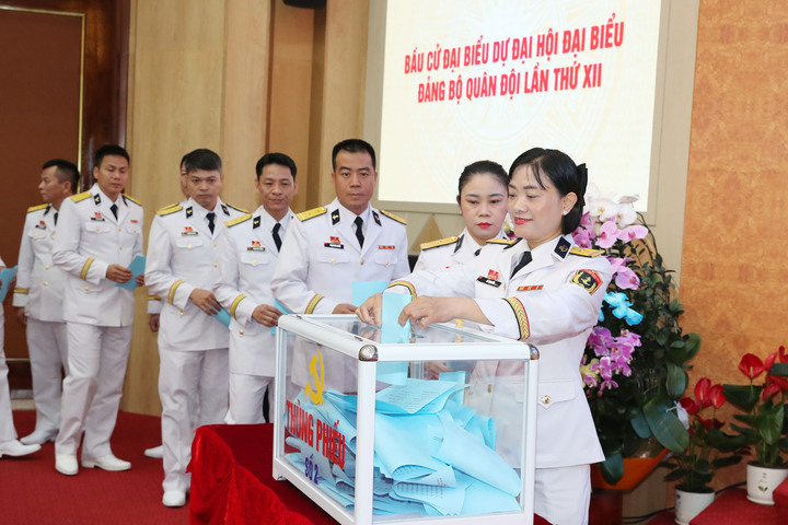Các đại biểu bỏ phiếu bầu đoàn đại biểu đi dự đại hội cấp trên. Ảnh: HQ