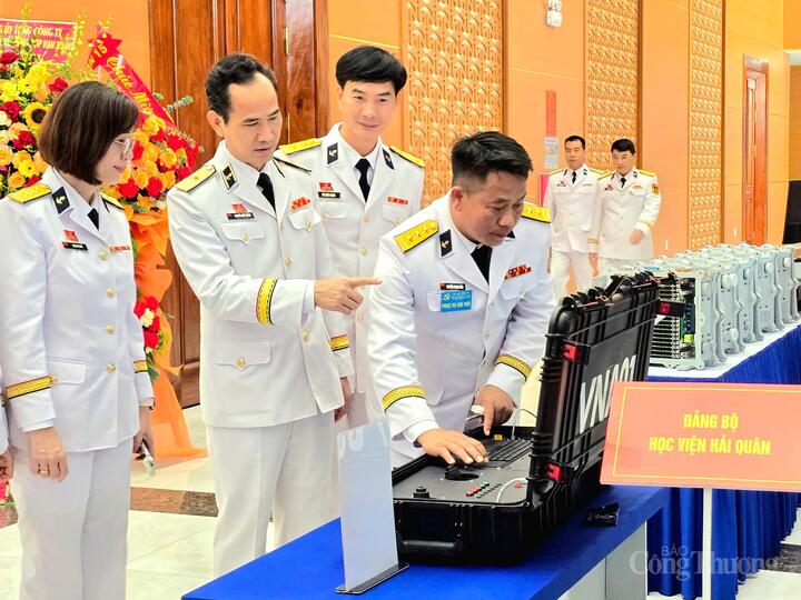 Đoàn Đại biểu Đảng bộ Học Viện Hải quân thăm khu vực trưng bày, sản phẩm khoa học công nghệ do Học viện Hải quân nghiên cứu, chế tạo