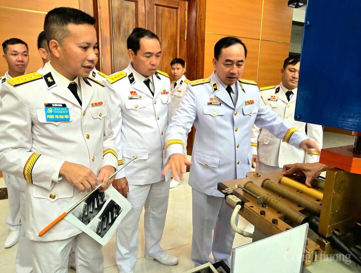 Phó Đô đốc Trần Thanh Nghiêm, Ủy viên Trung ương Đảng, Phó Bí thư Đảng ủy, Tư lệnh Hải quân thăm quan các thành tựu khoa học công nghệ