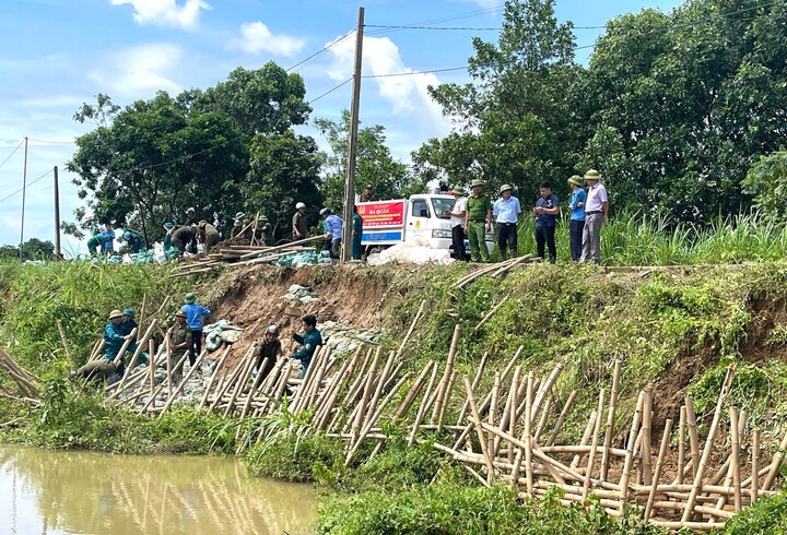 Hiện việc gia cố, đảm bảo an toàn tuyến đê sông Mã đã cơ bản đảm bảo, tuy nhiên nếu thời tiết xấu, mưa nhiều vẫn có nguy cơ xảy ra những sự cố ngoài ý muốn. Ảnh: Quốc Huy