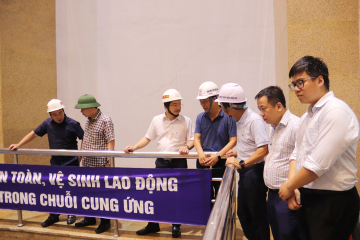 Đoàn kiểm tra làm việc tại Nhà Thủy điện Bản Vẽ. Ảnh: Thanh Tuấn