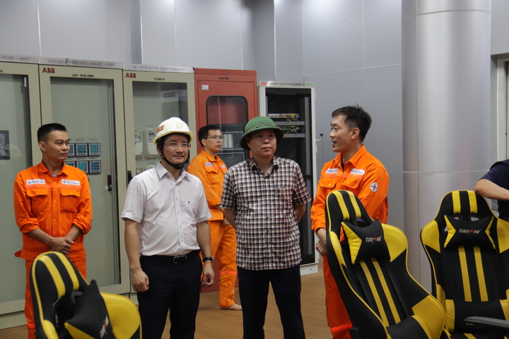 Đoàn kiểm tra Bộ Công Thương kiểm tra công tác đảm bảo an toàn đập, hồ chứa thuỷ điện. Ảnh: Thanh Tuấn