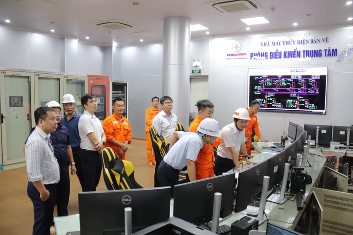 Quang cảnh buổi làm việc tại Nhà máy Thủy điện Bản Vẽ. Ảnh: Thanh Tuấn