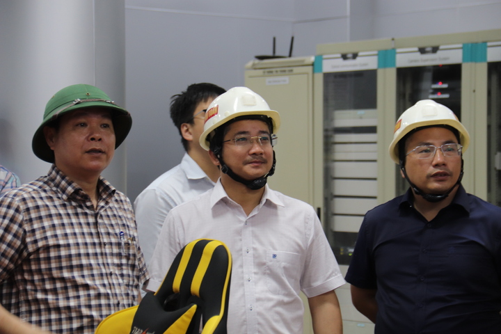 Ông Trịnh Văn Thuận, Phó Cục trưởng Cục Kỹ thuật an toàn và Môi trường công nghiệp (giữa) và các thành viên Đoàn kiểm tra làm việc tại Nhà máy Thủy điện Bản Vẽ. Ảnh: Thanh Tuấn