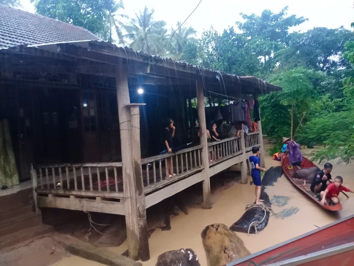 Người dân vùng cao Nghệ An vật lộn với dòng nước lũ. Ảnh: Cơ sở cung cấp