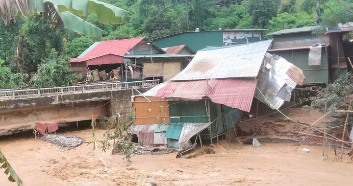 Nhiêu căn nhà xiêu vẹo, có thể đổ sập bất kỳ khi nào. Ảnh: Cơ sở cung cấp