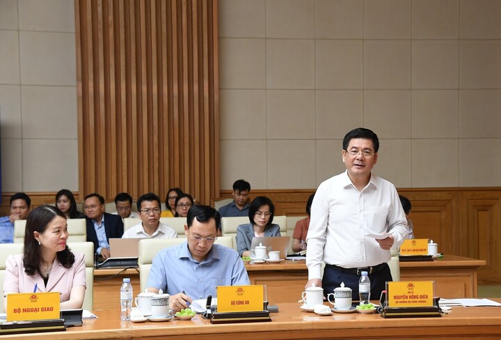 Bộ trưởng Bộ Công Thương Nguyễn Hồng Diên kiến nghị nhóm giải pháp để bảo đảm cao nhất lợi ích quốc gia - dân tộc, tạo lập và giữ vững môi trường hoà bình, ổn định, huy động các nguồn lực bên ngoài để phát triển đất nước, nâng cao vị thế và uy tín quốc gia. Ảnh: Nhật Bắc/VGP