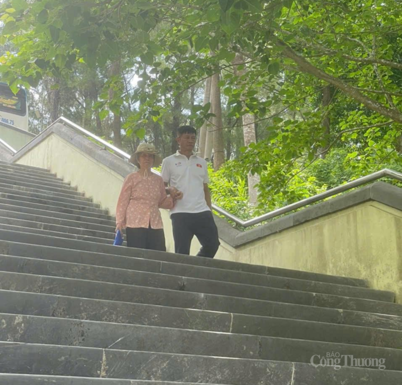Anh Vũ Tuấn Nam, con trai bà Bùi Thị Thanh cùng mẹ viếng Nghĩa trang Trường Sơn