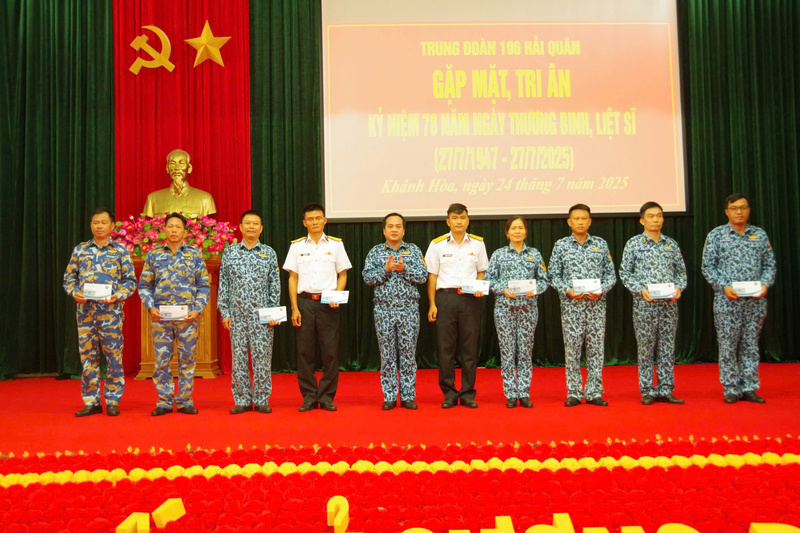 Đảng uỷ, Chỉ huy Trung đoàn trao quà động viên cán bộ, chiến sĩ là con em thương, bệnh binh, gia đình liệt sĩ trong đơn vị. Ảnh: HQ
