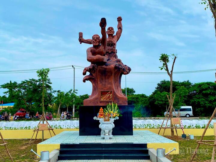 Tượng đài Chiến sĩ đặc công Rừng Sác trong Đền thờ Anh hùng Liệt sĩ Rừng Sác.