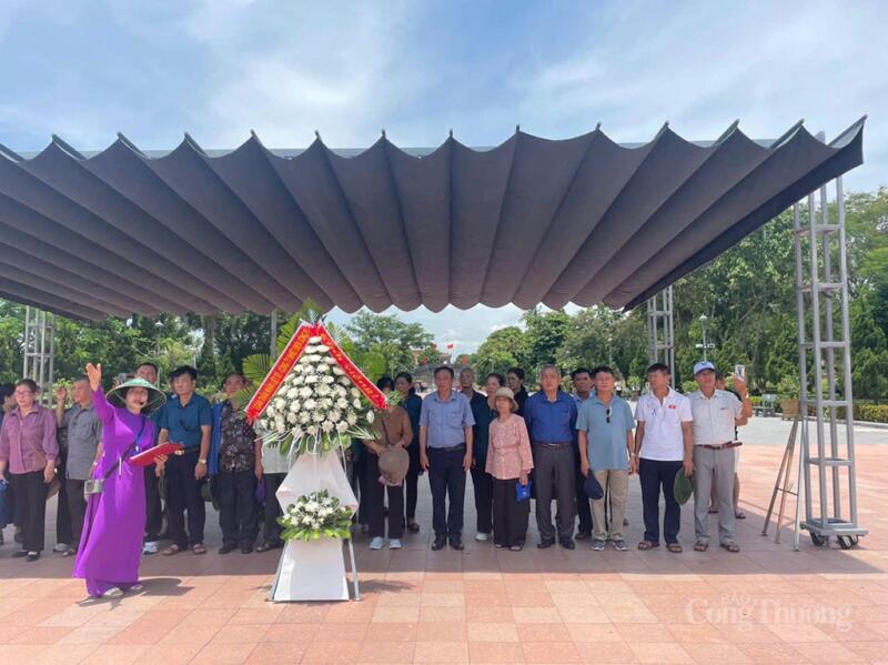 Bà Trần Thị Phương Lan - Phó Ban Quản lý di tích Thành cổ Quảng Trị hướng dẫn đoàn thăm viếng