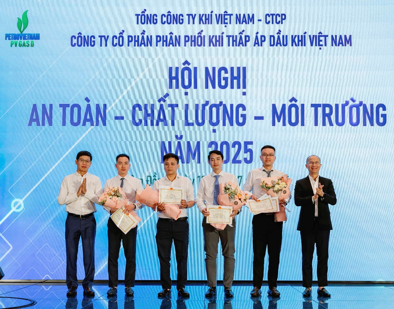 Ông Lê Minh Hải, Bí thư Đảng ủy, Chủ tịch Hội đồng quản trị Công ty vinh danh các cá nhân PV GAS D có thành tích cao trong công tác ATCLMT (Ảnh: PV GAS)