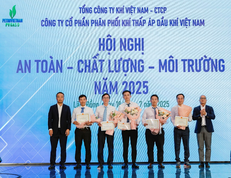 Giám đốc PV GAS D khen thưởng các tập thể, cá nhân có thành tích xuất sắc trong công tác ghi nhận an toàn (Ảnh: PV GAS)