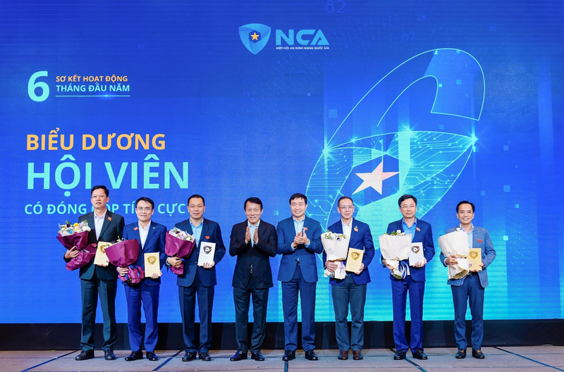 Phó Tổng Giám đốc PV GAS Huỳnh Quang Hải vinh dự được Chủ tịch Hiệp hội An ninh mạng quốc gia Đại tướng Lương Tam Quang biểu dương tại Hội nghị (Ảnh: PV GAS)