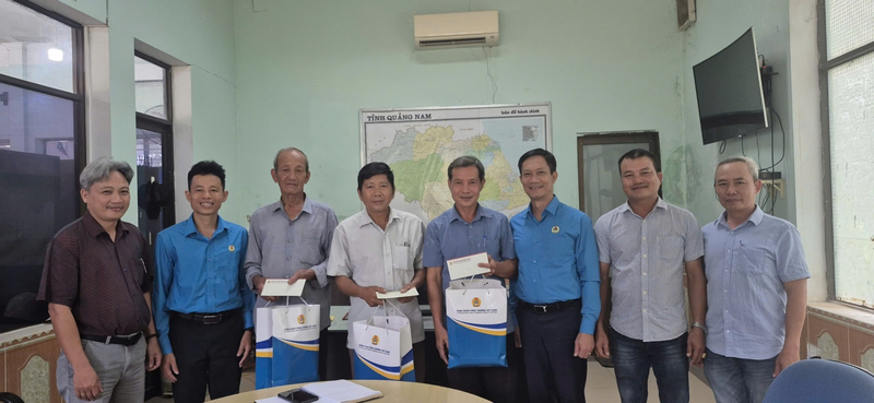 Ngày 24/7, đồng chí Lê An Hải, Chủ tịch Công đoàn Công Thương Việt Nam đã đến thăm, tặng quà cho gia đình thân nhân liệt sỹ thuộc Công ty Cổ phần FOCOCEV Việt Nam tại xã Quế Sơn Trung, Đà Nẵng