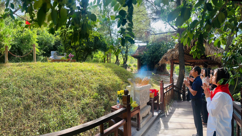 Đoàn dâng hương tại Khu mộ Đại tướng Võ Nguyên Giáp