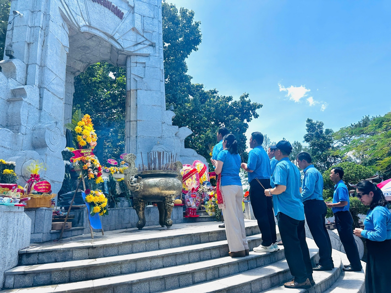 Đoàn dâng hương tại Nghĩa trang Liệt sỹ quốc gia Trường Sơn